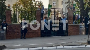 Grupa građana u dvorištu crkve